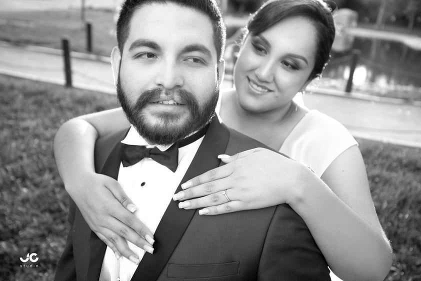 03042016 Kathia y Cristian en una fotografía de estudio el día de su boda.- JC Estudio