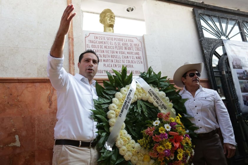 Al final se le realizó una ofrenda floral.