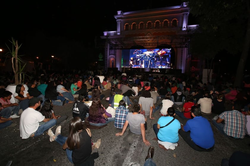 Fanáticos pudieron seguir el concierto desde Guadalajara.