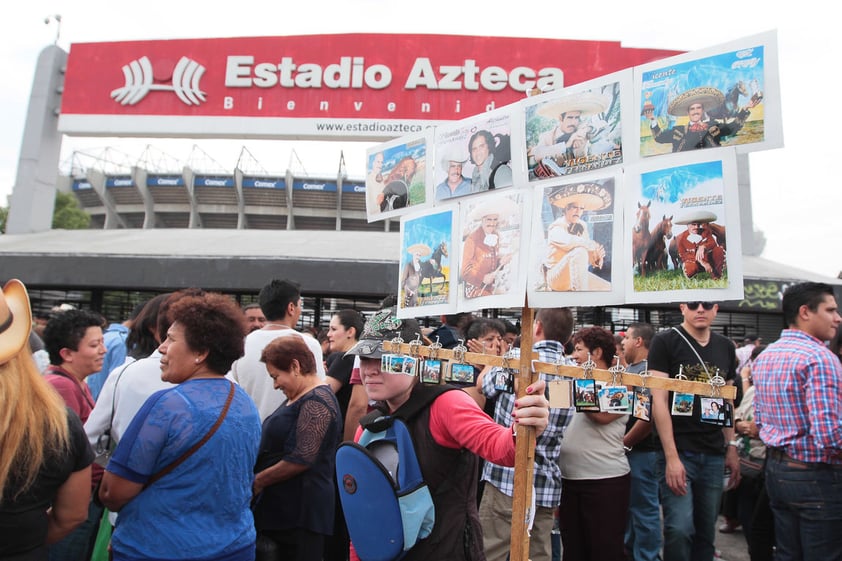 Los sombreros rancheros y charros abundaron en las afueras del Estadio Azteca, cuando hasta los puestos destinados a vender productos deportivos se ajustaron al último concierto de Vicente Fernández.