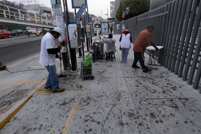 Los poblanos realizaron las labores de limpieza tras la caída de ceniza.