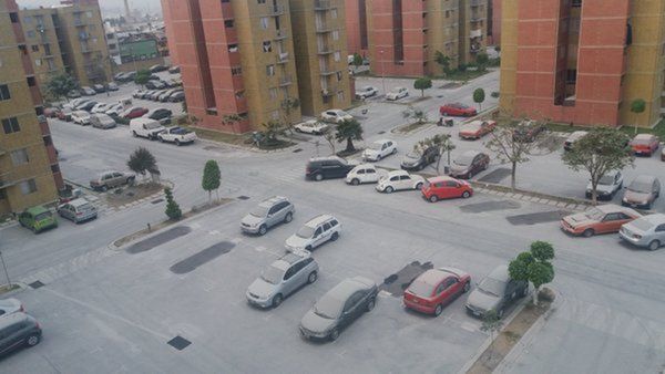 Las calles se tiñeron de blanco por la ceniza.