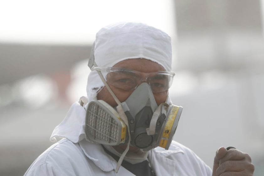 El Sistema Nacional de Protección Civil ha hizo un llamado a la población a tapar boca y nariz con un pañuelo húmedo o cubrebocas, a limpiarse los ojos y refrescarse la garganta con agua pura, utilizar lentes de armazón, cerrar ventanas o cubrirlas, y evitar realizar actividades al aire libre.