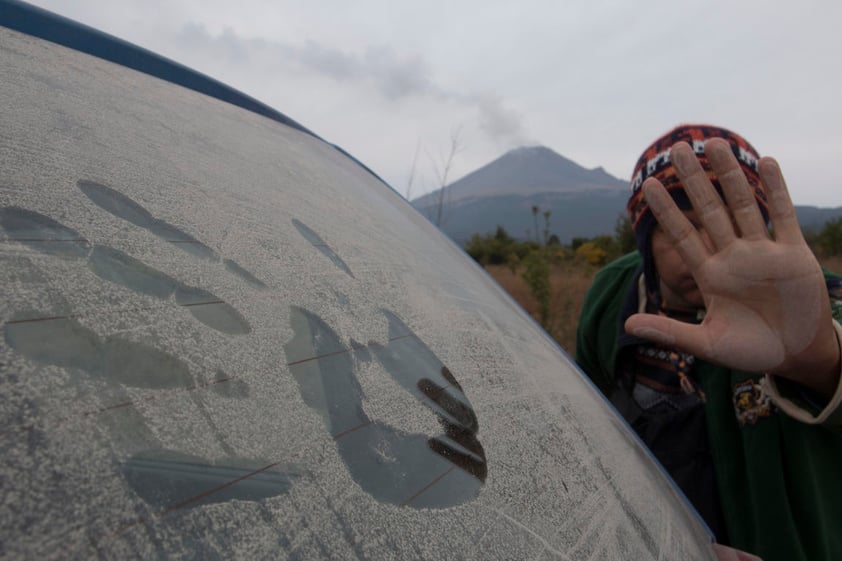 La ceniza cubrió los automóviles de los poblanos.