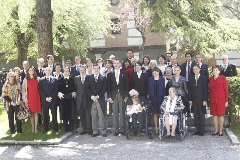 Tras el discurso con el que clausuró el acto, Felipe VI, junto a la Reina Letizia, acompañó al autor galardonado y a su esposa, Socorro, hasta el patio del edificio histórico de la Universidad de Alcalá para hacerse una "foto de familia", en la que también posaron las autoridades que asistieron al acto.