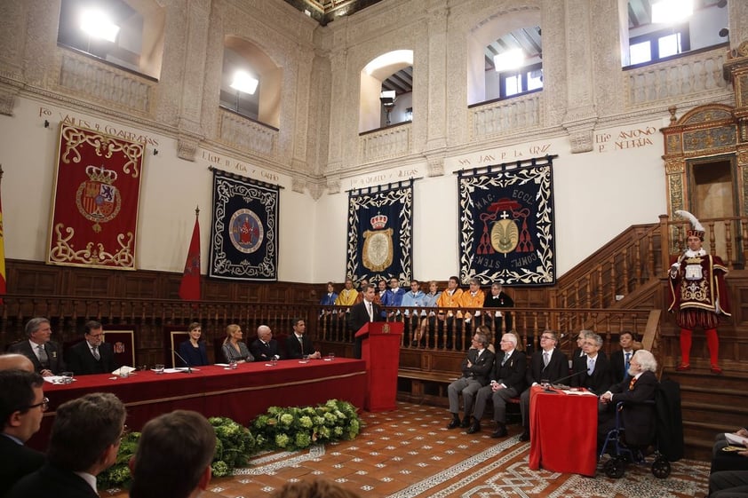 En silla de ruedas, muy elegante, con traje azul de raya diplomática roja y con una corbata roja y amarilla, para llevar a España "en el pecho, muy cerca del corazón", el escritor mexicano dijo: "criticar a mi país en un país extranjero me da vergüenza".