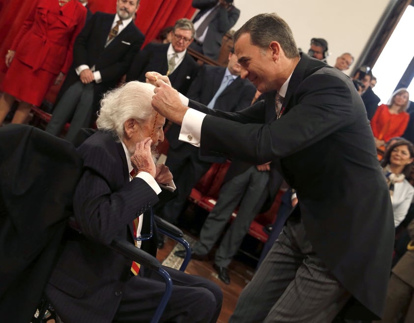 En una ceremonia solemne el rey de España, Felipe VI, le impuso la medalla que le inscribe entre los ganadores de este galardón, cuya entrega coincide con el 400 aniversario de muerte de Miguel de Cervantes.