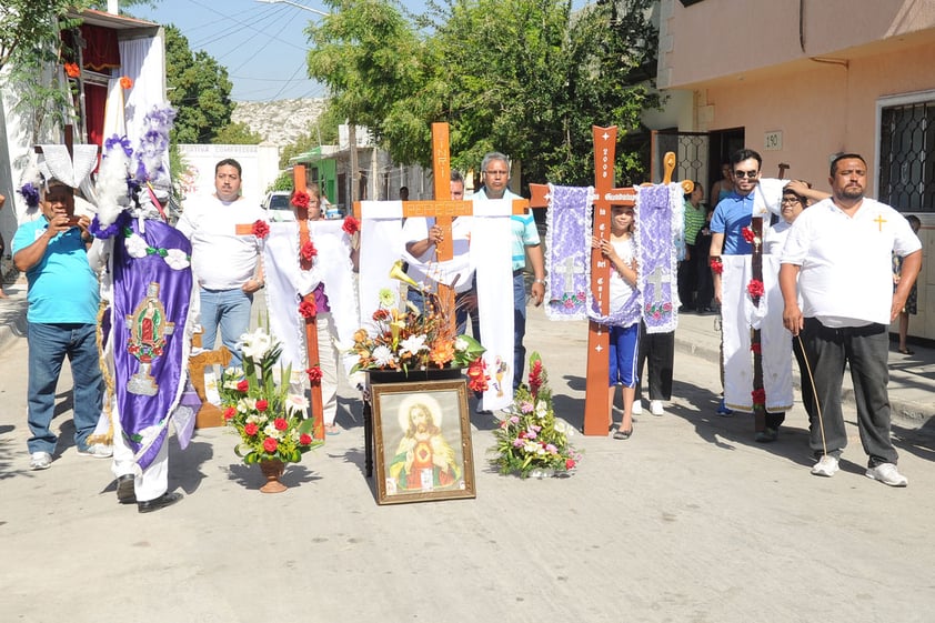 Los festejos incluyen comidas donde se realizan las obras de construcción, visitas a iglesias y agradecimientos religiosos por el trabajo que les ocupa.