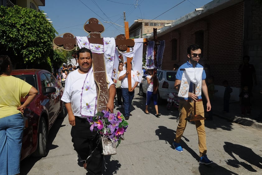 Los albañiles tomaron la celebración como propia debido a una leyenda que cuenta que en un poblado de Tabasco realizaban una procesión con una cruz, pero al final la cruz siempre regresaba a su lugar de origen.