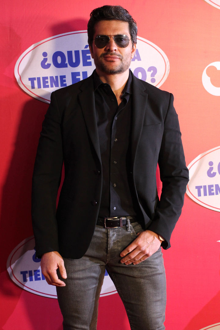 El actor Marcelo Córdova posó con lentes de sol y atuendo casual en la alfombra roja.