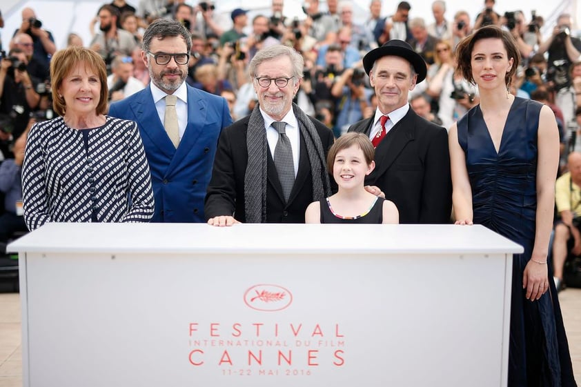 La protagonista del filme, Ruby Barnhill, de 12 años de edad, acaparó gran parte del interés de la prensa en su presentación en Cannes, en el marco de la 69 edición del Festival Internacional de Cine de esta ciudad francesa.