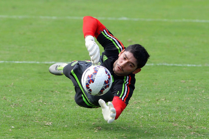 José de Jesús Corona regresa a la convocatoria y se disputará el puesto con Ochoa y Talavera.