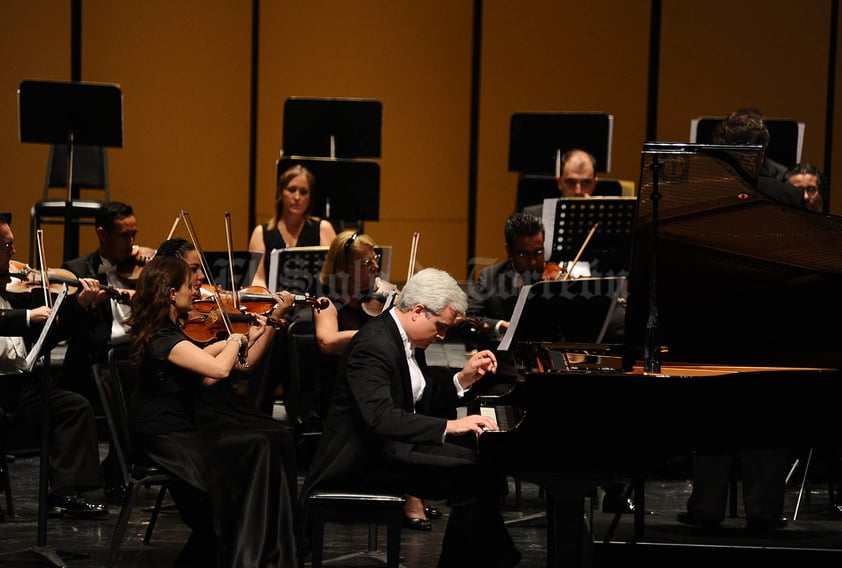 La lectura de ese vigor rítmico de la obra de Zyman, se hizo más notoria en el tercer movimiento del concierto, donde el solista invitado conjugó no sólo la velocidad del movimiento, con una habilidad al momento de digitar, sino también la realización de una lectura acertada de la orquesta bajo la dirección del maestro Ramón Shade.