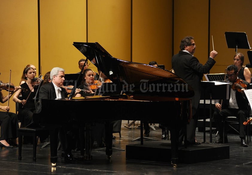 Conocedor de la obra de su compatriota y amigo, Samuel Zyman, el pianista mexicano inició con seguridad y potencia la fluidez del primer movimiento del Concierto para Piano y Orquesta de Cámara.