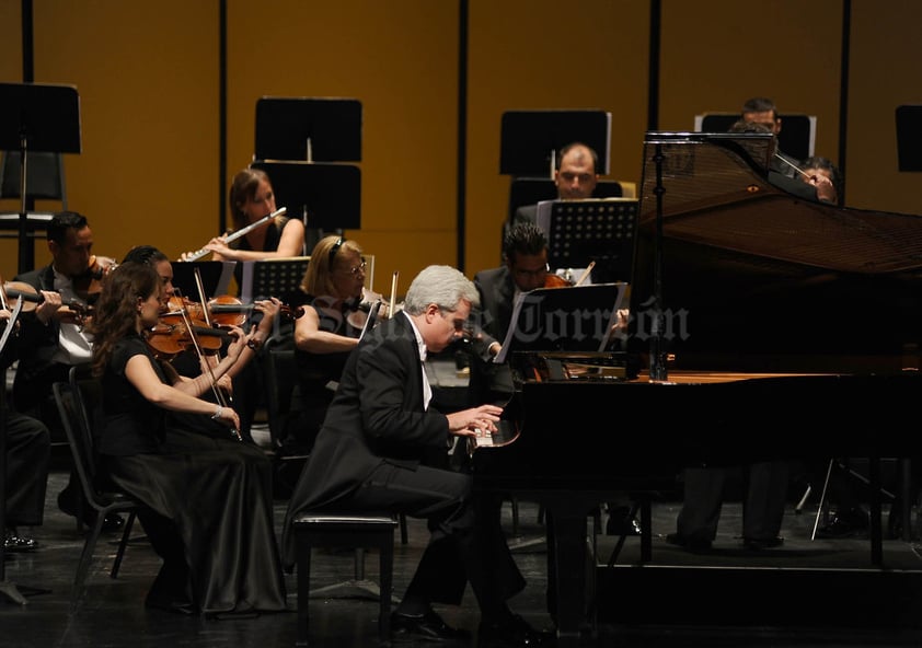 Luego de la introducción apareció en escena el pianista mexicano Juan Pablo Horcasitas, solista invitado al décimo programa.