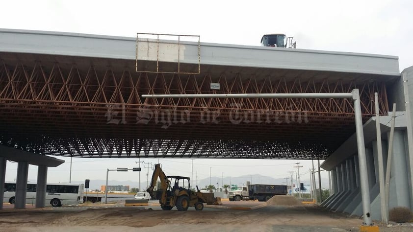 Fue la edad de la estructura de alrededor de 25 años, así como el aumento significativo en la carga vehicular que aceleraron la fatiga de los materiales, lo que originaron la falla estructural repentina en las losas del paso superior Periférico-Villa Florida.