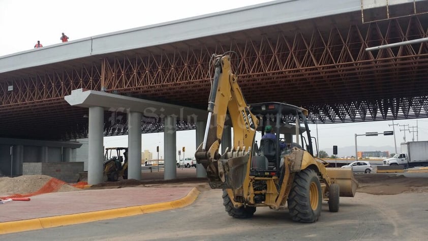 Las  gasas son las vueltas derechas o rutas de incorporación al Periférico llevan material de Tridilosa y pues si se trata de un material dañado conviene cambiarlas para darle más seguridad al puente".