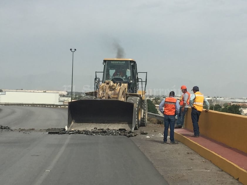 Maquinaria necesaria para las labores llegó hasta la parte superior del puente.