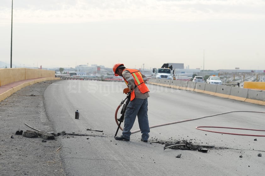 Los trabajos iniciales son del retiro de la carpeta asfáltica en una área de 35 por 18 metros que es la superficie que abarcan las dos losas.