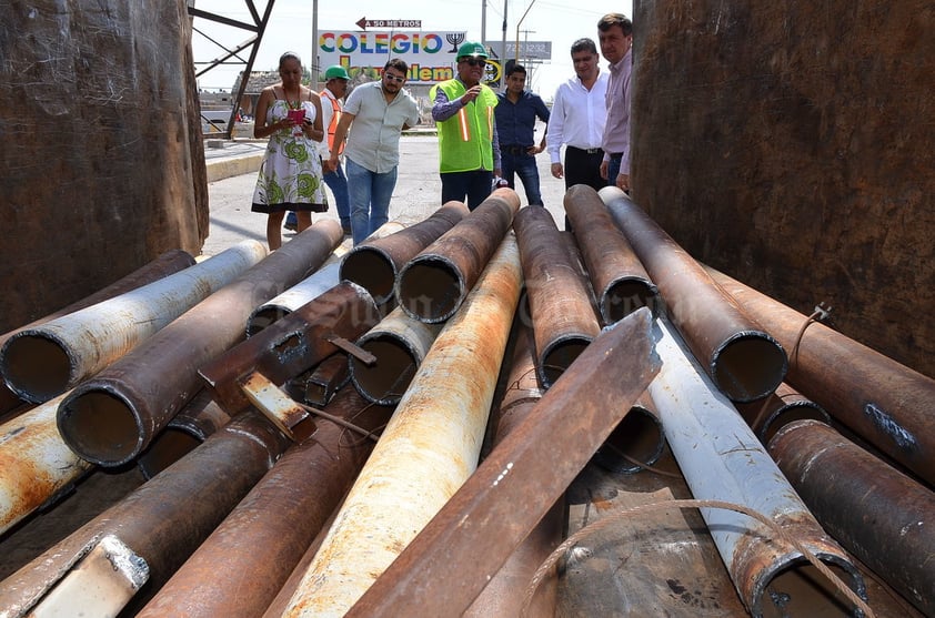 Trabajadores empezaron a retirar 40 toneladas del material viejo.