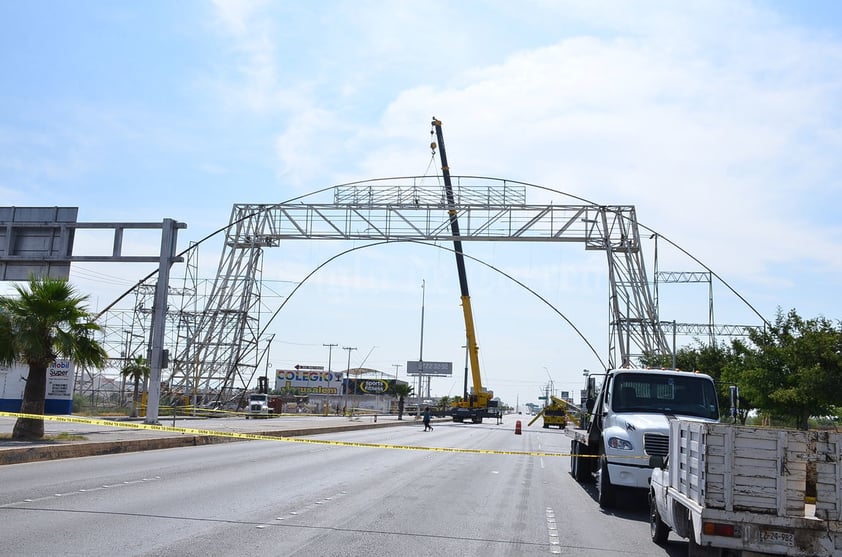 Los trabajadores son apoyados en grandes grúas industriales quitan pedazo a pedazo, ya que trabajan a una altura de 40 metros.