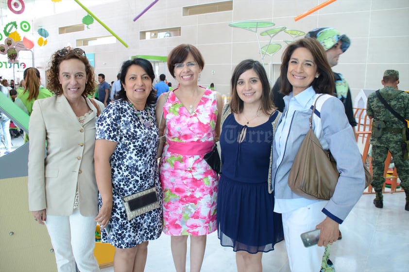 29052016 EN UNA INAUGURACIóN.  Alejandra, Maribel, Cristina, Vanessa e Irma.