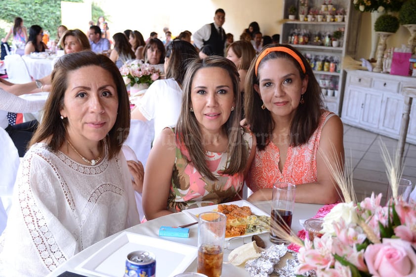 29052016 EN UNA PRIMERA COMUNIóN.  Lourdes, Susy y Mónica.