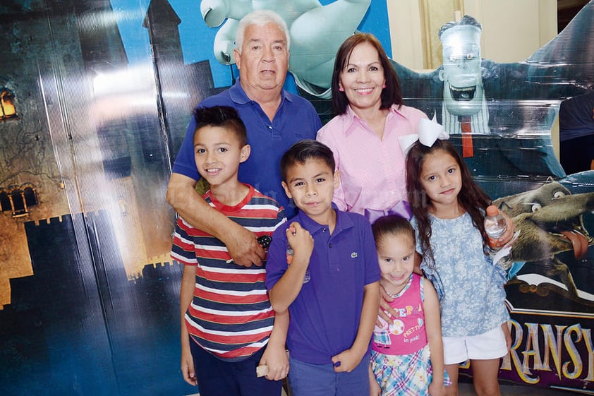 15052016 EN EL TEATRO.  Sebastián, Emiliano, Victoria, Fernanda, Delfino y Lupita.