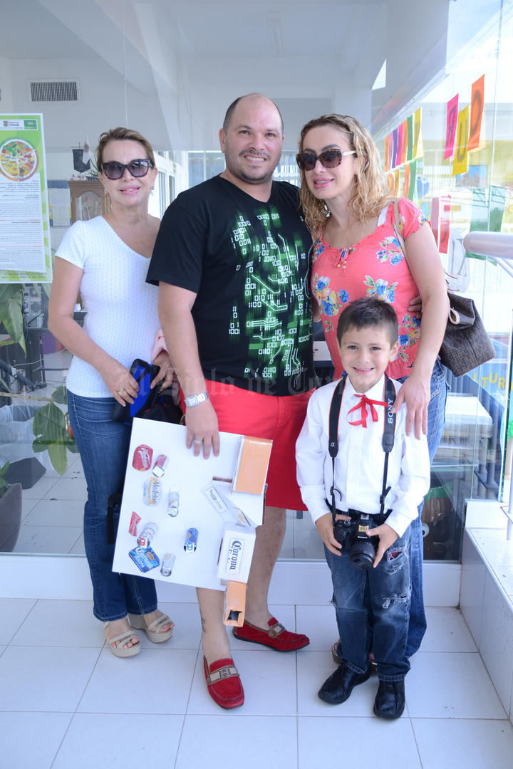 29052016 EVENTO ESCOLAR.  Gaby, Alfredo, Gaby y Matías.