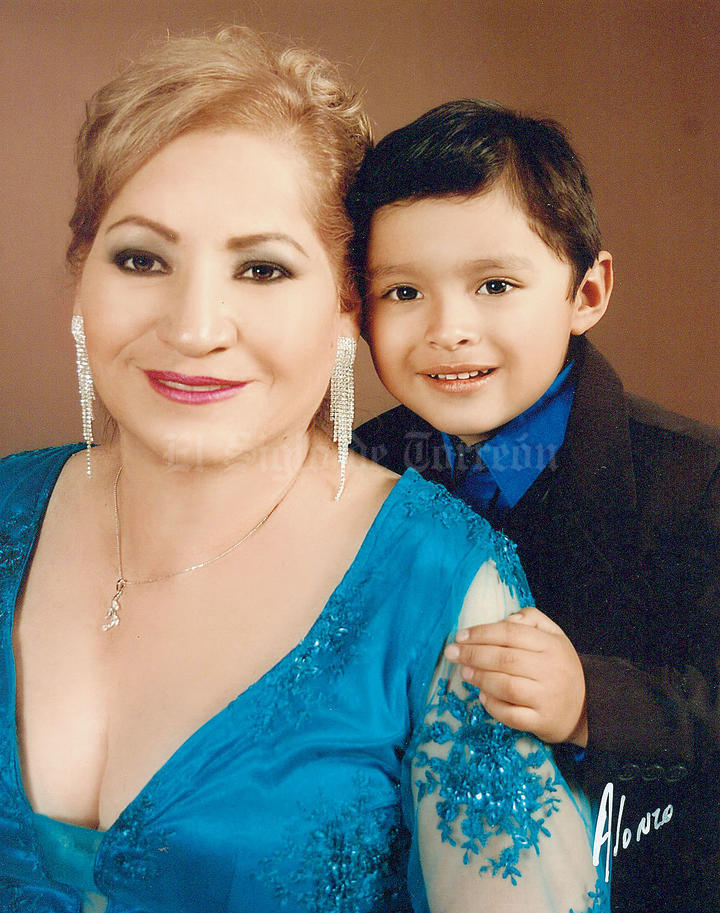 01052016 Olga Murillo y su nieto, Uriel Alonso.