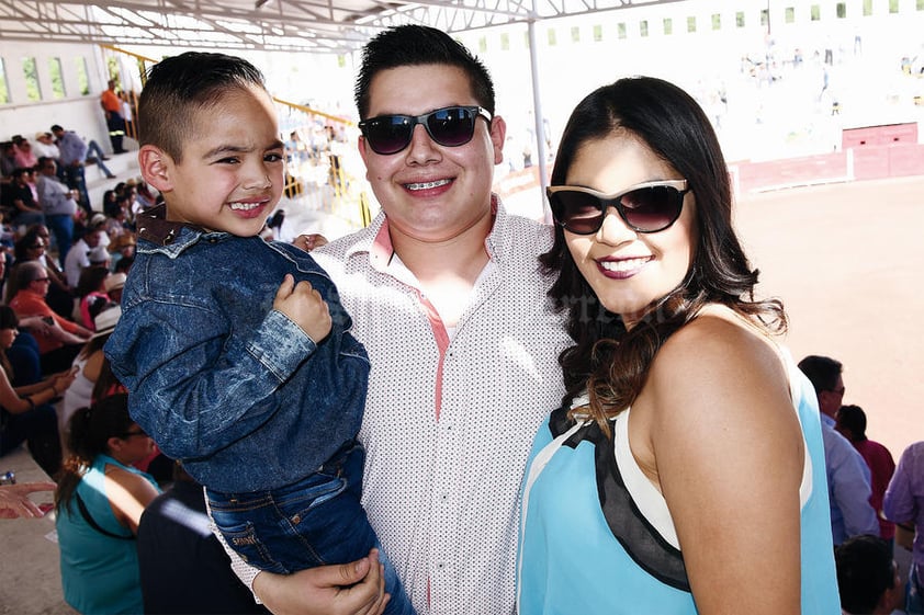 05052016 EN FAMILIA.  Damián, Daniel y Paulina.