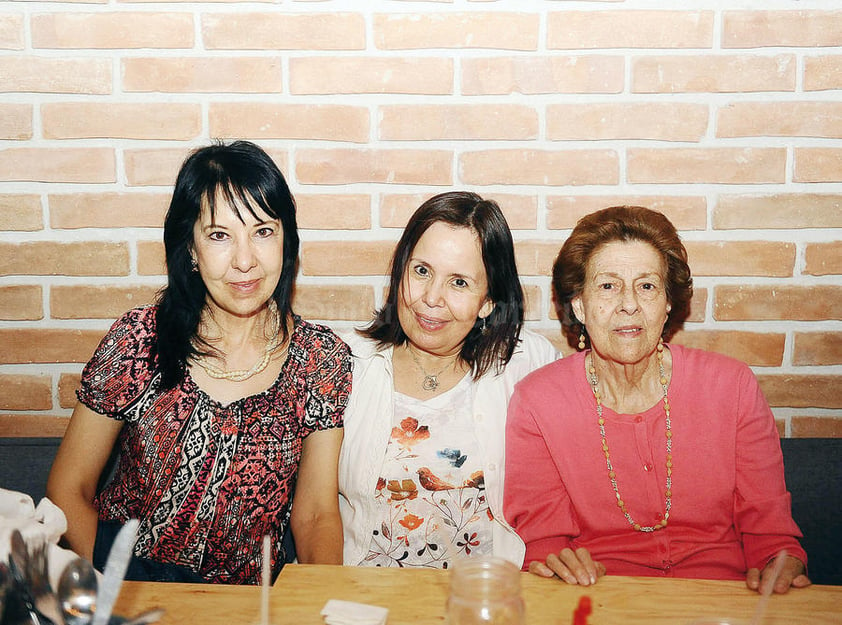 07052016 EN SU RESTAURANTE FAVORITO.  Gaby, Nohemí y Graciela.