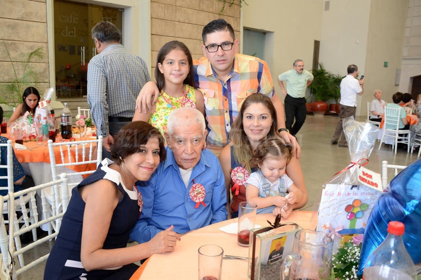 26052016 María del Refugio, Genaro, Adriana, Ivanna, Iván y Dania.