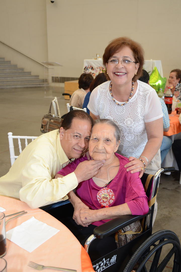 26052016 Roberto, María Luisa y María Teresa.