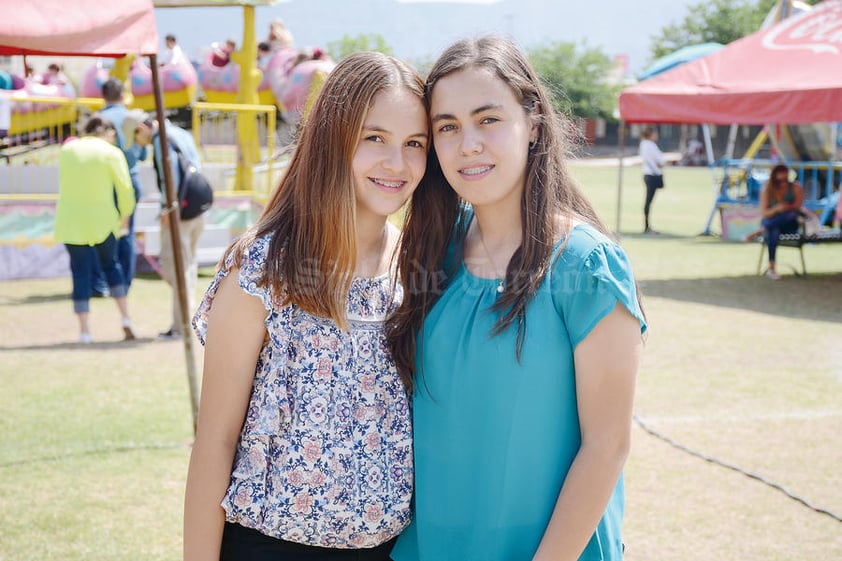 29052016 EN EVENTO ESCOLAR.  Ximena e Isabel.