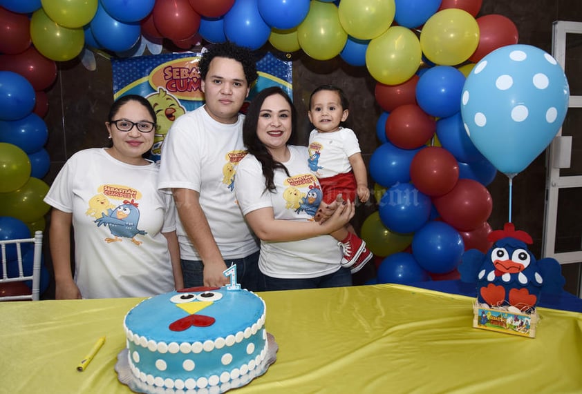 03052016 FESTEJA UN AñO DE VIDA.  Sebastián Cuevas Salazar con Ana Gaby, Pako y Pamela.