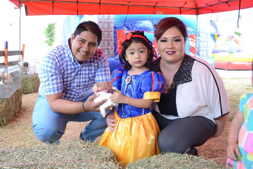 03052016 CUMPLE TRES AñOS.  La pequeña Paulina acompañada de sus papás, Ramón e Hilda.