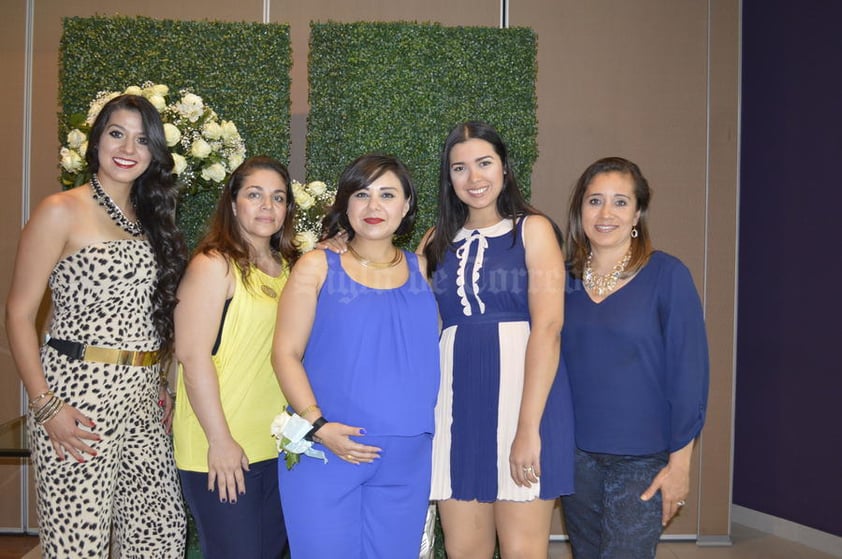 11052016 Nadia Domínguez de López con las organizadoras de la fiesta de canastilla, Laura Zapata de Sepúlveda y Rosalba Ronquillo de Domínguez.