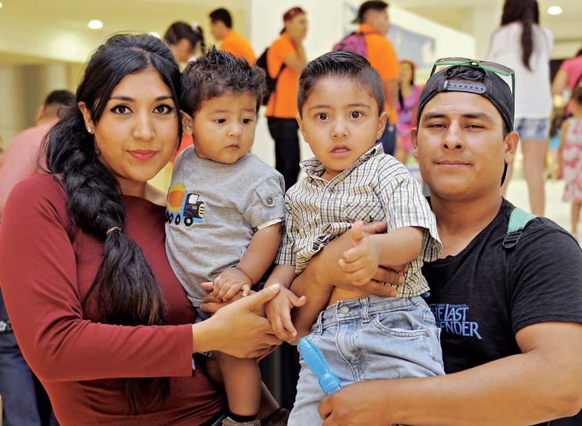 19052016 EN FAMILIA.  Georgina, Job, Ángel y José.