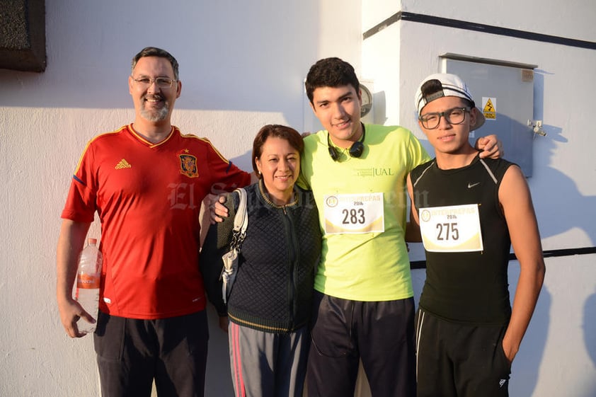 21052016 EN UNA CARRERA DEPORTIVA.  Juan Carlos, Alicia, Carlos y Hugo