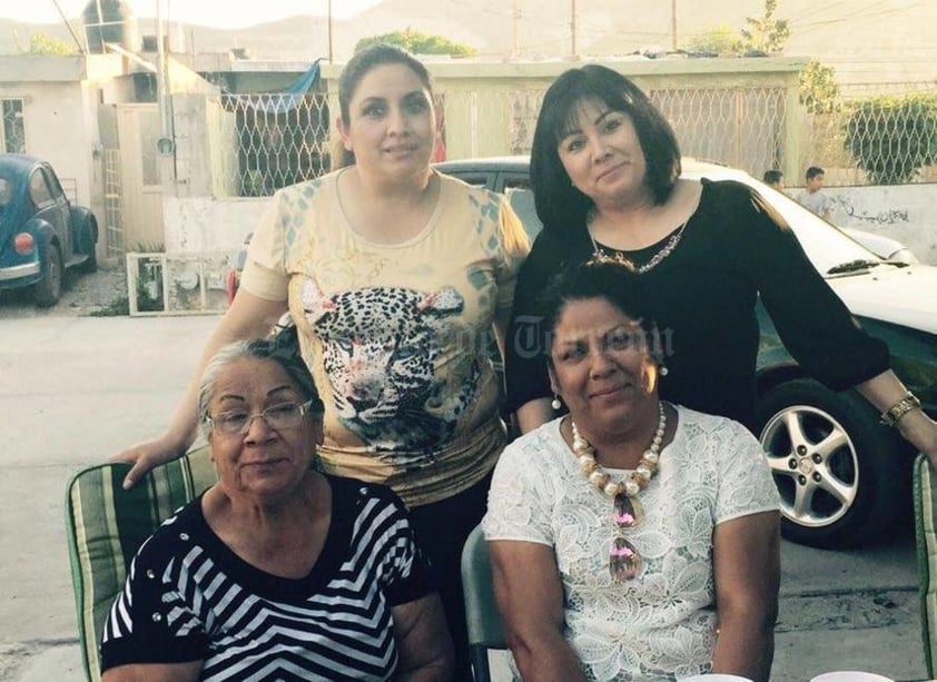 10052016 FESTEJAN SU DíA.  Aracely, Nohemí y Sandra Pérez con Eloísa Álvarez.