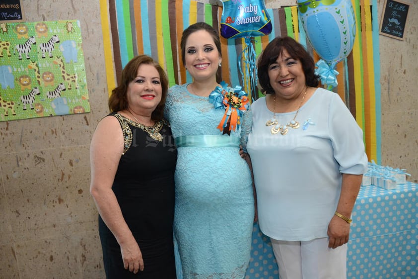 14052016 PRENATAL.  Minelly Barba Niño con su mamá, Nelly Niño, y su suegra, Dora Escobedo.