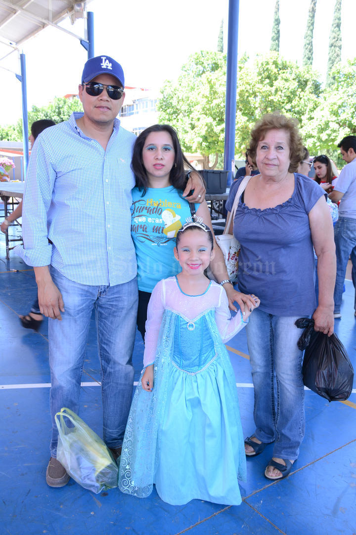 14052016 EN FAMILIA.  Salvador, Samantha, Natalia y Martha.