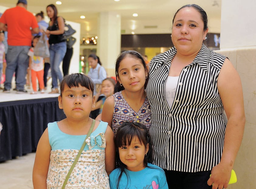 18052016 EN EL MALL.  Ximena, Joselyn, Ana y Karina.