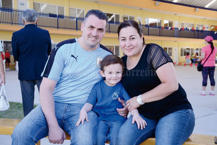 25052016 EN FAMILIA.  Federico, Diego y Miriam.