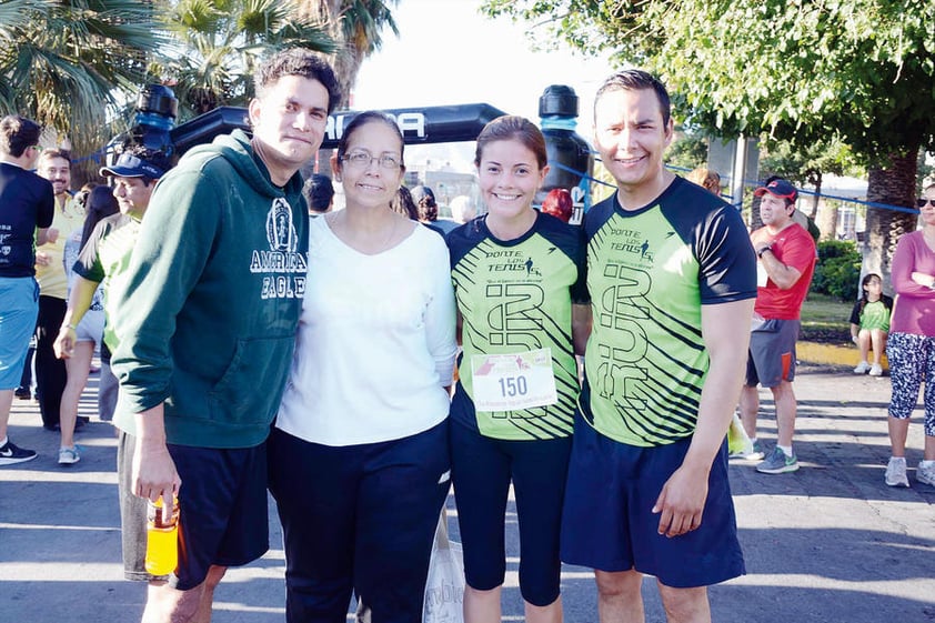 04052016 PARTICIPAN EN CARRERA.  Luis, Adriana, Estefy y Emmanuel.