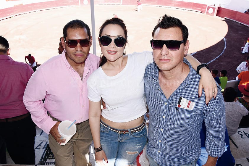 09052016 EN LOS TOROS.  Luis, Mirna y Javier.