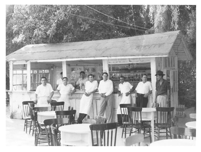 01052016 En 1954, los empleados  René N., Roberto Cantú, Carlos  Muñoz, José Muñoz, Armando Martínez, Gregorio Hurtado y Lupe.