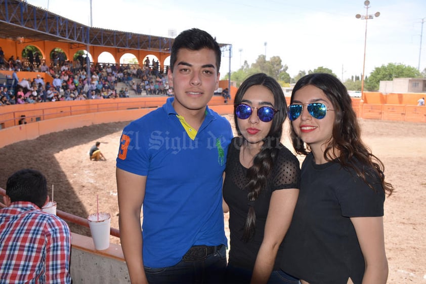 08052016 EN EL LIENZO CHARRO.  Iván, Itzel y Rocío.