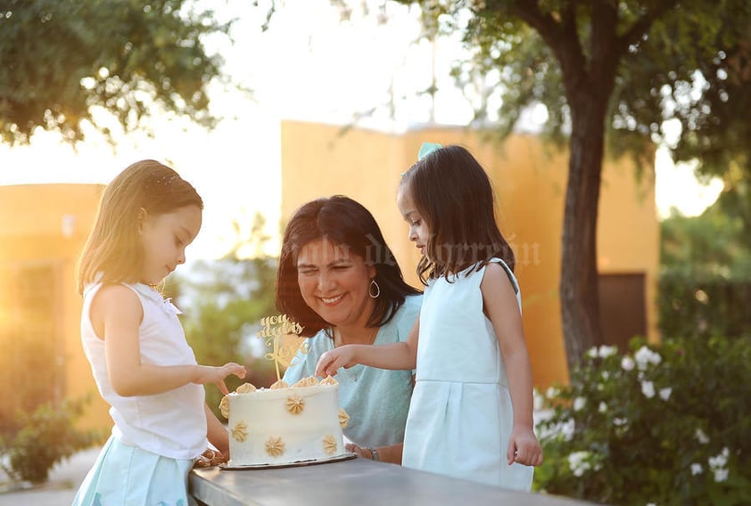 31052016 CELEBRA SU CUMPLEAñOS.   Alejandra Luna de Estrella con Allegra y Amanda.